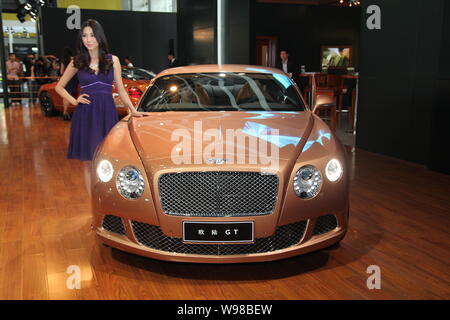 Un modello pone da una Bentley auto durante il nono Cina (Guangzhou) Salone Internazionale dell'Automobile, noto come auto Guangzhou 2011, nella città di Guangzhou, Foto Stock