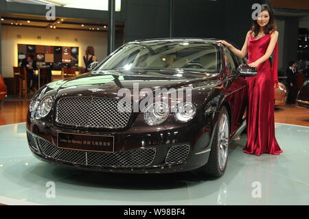 Un modello pone da una Bentley auto durante il nono Cina (Guangzhou) Salone Internazionale dell'Automobile, noto come auto Guangzhou 2011, nella città di Guangzhou, Foto Stock