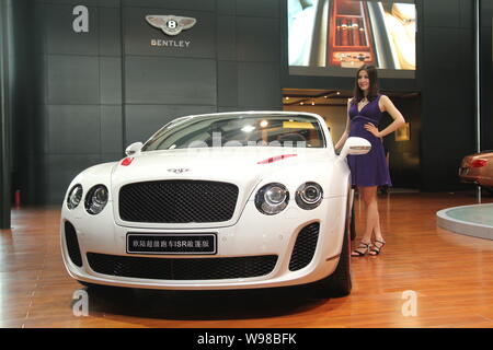 Un modello pone da una Bentley auto durante il nono Cina (Guangzhou) Salone Internazionale dell'Automobile, noto come auto Guangzhou 2011, nella città di Guangzhou, Foto Stock