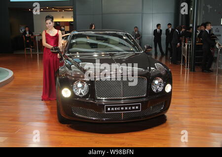 Un modello pone da una Bentley auto durante il nono Cina (Guangzhou) Salone Internazionale dell'Automobile, noto come auto Guangzhou 2011, nella città di Guangzhou, Foto Stock