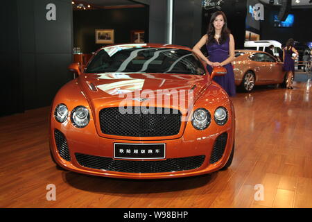 Un modello pone da una Bentley auto durante il nono Cina (Guangzhou) Salone Internazionale dell'Automobile, noto come auto Guangzhou 2011, nella città di Guangzhou, Foto Stock