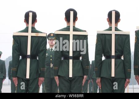 Poliziotti armati con croci legati alle loro spalle stand ad attenzione durante un addestramento militare in Hangzhou, est Chinas nella provincia di Zhejiang, 14 n. Foto Stock