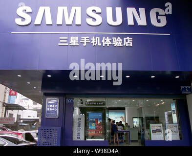 --File--Vista di un Samsung store in Changzhou, est Chinas provincia dello Jiangsu, 13 settembre 2011. Samsung Electronics ha detto martedì (6 dicembre 2011) Foto Stock