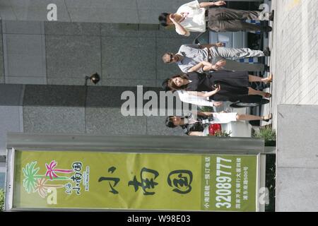 --File--pedoni a piedi passato un cartellone di Xiao Nan Guo Ristorante a Shanghai in Cina, 3 agosto 2006. Xiao Nan Guo Ristoranti Holdings Ltd., un o Foto Stock