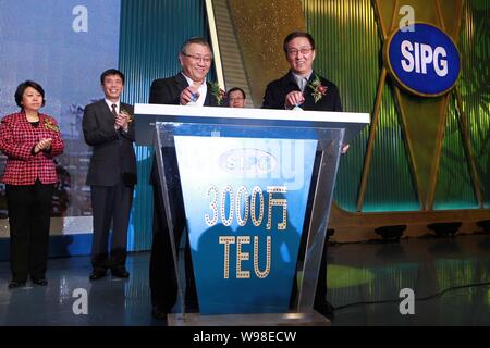 Funzionari governativi assistere ad una cerimonia per celebrare la Shanghai diventando il primo nel mondo porta a gestire più di trenta milioni di twenty-foot equivalent onu Foto Stock