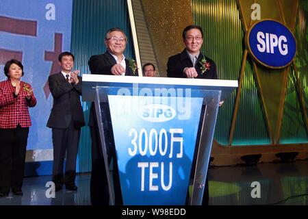 Funzionari governativi assistere ad una cerimonia per celebrare la Shanghai diventando il primo nel mondo porta a gestire più di trenta milioni di twenty-foot equivalent onu Foto Stock