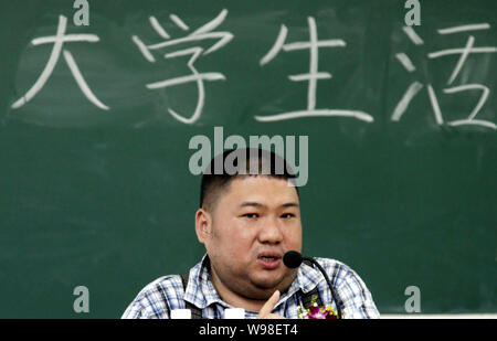 Generale Cinese Mao Xinyu, nipote di Mao Zedong, parla ai giovani studenti in una classe a Sontan College di Guangzhou università nella città di Guangzhou Foto Stock