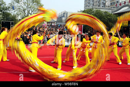 Animatori cinese eseguire un dragon dance per celebrare la festa di primavera, noto come il nuovo anno cinese, durante una fiera del tempio nella città di Changsha, ce Foto Stock