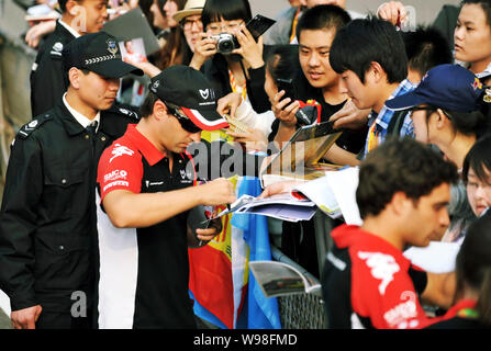 Tedesco F1 driver Timo Glock della Virgin Racing team segni per i tifosi allo Shanghai International Circuit in Cina a Shanghai, 14 aprile 2011. Il 20 Foto Stock