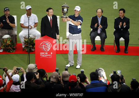 Martin Kaymer di Germania detiene il suo campione del trofeo dopo la vittoria del 2011 il WGC-HSBC Champions torneo di golf al Sheshan International Golf Club Foto Stock