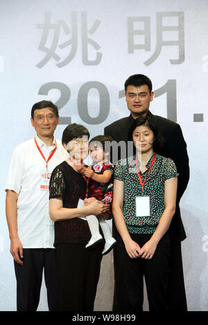 (Da destra) stella NBA Yao Ming e i membri della sua famiglia Li Ye, Yaos moglie, Yao Qinlei, Yaos figlia, Fang Fengdi, Yaos madre e Yao Zhiyuan, padre, p Foto Stock