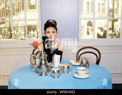 Una statua di cera di Audrey Hepburn, attrice britannica e umanitario, è svelato in Madame Tussauds di Hong Kong, Hong Kong, Cina, 27 settembre 2011. Foto Stock