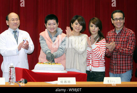 (Dalla seconda a sinistra a destra) Selina Jen (o Selina Ren), Ella Chen, e Hebe Tien della ragazza Taiwanese gruppo pop S.H.E e padre di Selina Jen partecipare Foto Stock