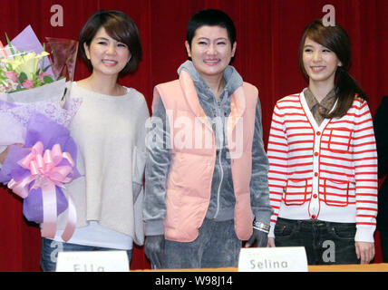 (Da sinistra) Ella Chen, Selina Jen (o Selina Ren) e Hebe Tien della ragazza Taiwanese gruppo pop S.H.E partecipare ad una conferenza stampa a Taipei, Taiwan, 19 Janu Foto Stock