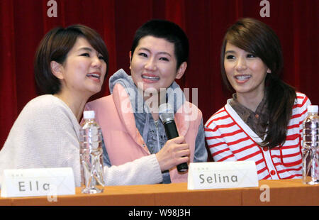 (Da sinistra) Ella Chen, Selina Jen (o Selina Ren) e Hebe Tien della ragazza Taiwanese gruppo pop S.H.E partecipare ad una conferenza stampa a Taipei, Taiwan, 19 Janu Foto Stock