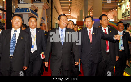 Cambodias Primo Ministro Hun Sen (3a sinistra) e altri funzionari partecipano a 8 Cina-ASEAN e Business Summit di investimento (CABIS) in Nanning, southwes Foto Stock