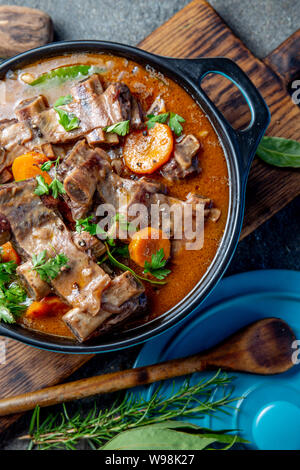 Bourguignon costate di manzo stufato con cipolla, carota nel vino rosso. Vista superiore Foto Stock