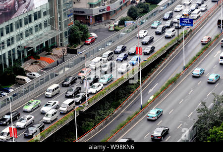 Masse di automobili e autobus si muovono lentamente in un ingorgo su un viadotto durante le ore di punta al mattino la Giornata senza automobili in Hangzhou, est mento Foto Stock