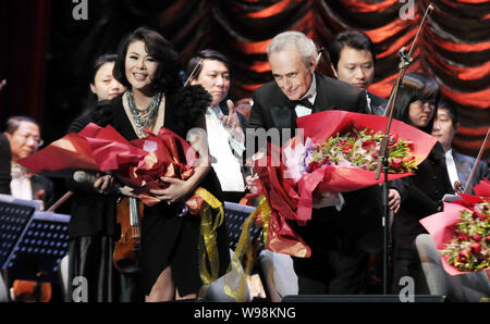 Tenore spagnolo Jose Carreras, destro e il soprano cinese Li Fei salutare il pubblico al suo concerto nel Expo Centro di Cultura in Cina a Shanghai, 8 Janu Foto Stock