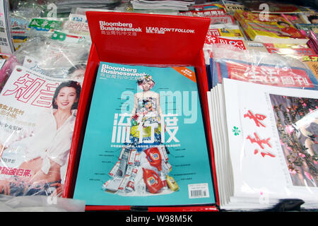 Le copie di un nuovo problema di Bloomberg Businessweek Cina magazine sono in vendita tra altre riviste in Edicola in Cina a Shanghai, 16 novembre 2 Foto Stock