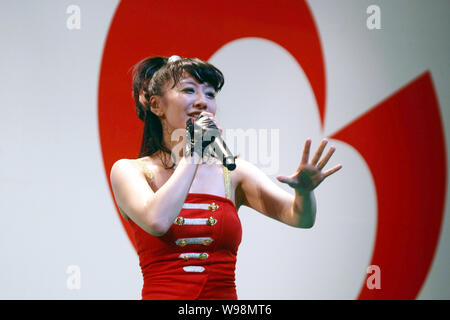Cantante giapponese Tamaki Nami di J-Pop esegue presso il suo concerto durante la settimana del Giappone in Cina a Shanghai, 23 settembre 2011. Foto Stock