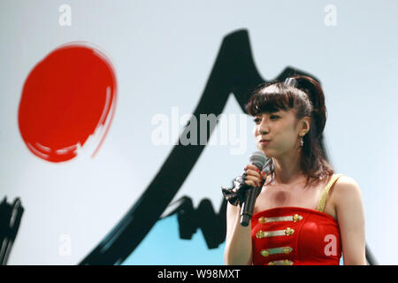 Cantante giapponese Tamaki Nami di J-Pop esegue presso il suo concerto durante la settimana del Giappone in Cina a Shanghai, 23 settembre 2011. Foto Stock