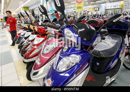 Biciclette elettriche sono in vendita in un supermercato a Shanghai in Cina, il 30 maggio 2011. Molti dei mainlands esercito di alimentato a batteria-bicicletta piloti avranno Foto Stock