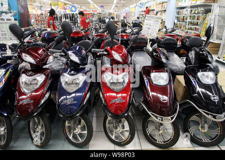 Biciclette elettriche sono in vendita in un supermercato a Shanghai in Cina, il 30 maggio 2011. Molti dei mainlands esercito di alimentato a batteria-bicicletta piloti avranno Foto Stock