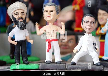 Figurine di Osama bin Laden, George Bush e Barack Obama sono in vendita in un negozio presso il mercato dei prodotti del Giardino di Yu in Cina a Shanghai, 3 maggio 20 Foto Stock