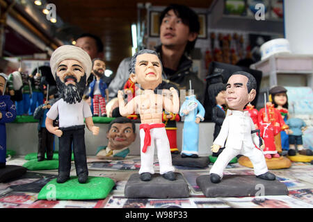 Figurine di Osama bin Laden, George Bush e Barack Obama sono in vendita in un negozio presso il mercato dei prodotti del Giardino di Yu in Cina a Shanghai, 3 maggio 20 Foto Stock