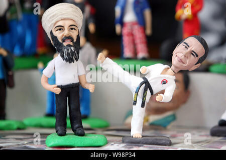 Figurine di Osama bin Laden, George Bush e Barack Obama sono in vendita in un negozio presso il mercato dei prodotti del Giardino di Yu in Cina a Shanghai, 3 maggio 20 Foto Stock