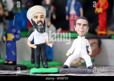 Figurine di Osama bin Laden, George Bush e Barack Obama sono in vendita in un negozio presso il mercato dei prodotti del Giardino di Yu in Cina a Shanghai, 3 maggio 20 Foto Stock