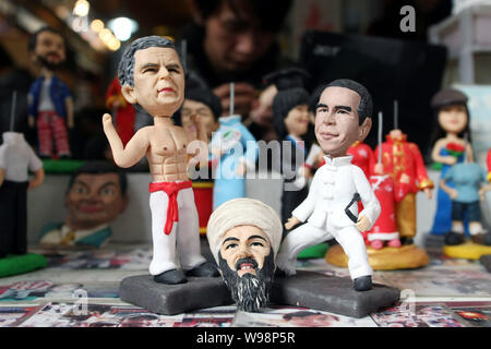 Figurine di Osama bin Laden, George Bush e Barack Obama sono in vendita in un negozio presso il mercato dei prodotti del Giardino di Yu in Cina a Shanghai, 3 maggio 20 Foto Stock