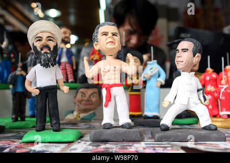 Figurine di Osama bin Laden, George Bush e Barack Obama sono in vendita in un negozio presso il mercato dei prodotti del Giardino di Yu in Cina a Shanghai, 3 maggio 20 Foto Stock