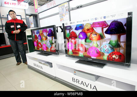 --FILE -- un venditore sorge accanto a televisori LCD Sony Bravia a un elettrodomestico store in Cina a Shanghai, 15 aprile 2011. Sony Corp. ha ricordato 1,6 m Foto Stock