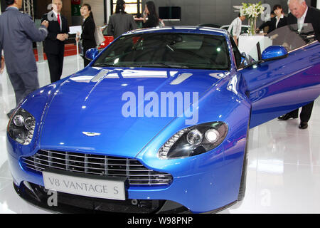 --FILE--una Aston Martin V8 Vantage S viene visualizzato sul display in occasione della quattordicesima Shanghai industria automobilistica internazionale mostra, noto come auto Shanghai 2011 Foto Stock