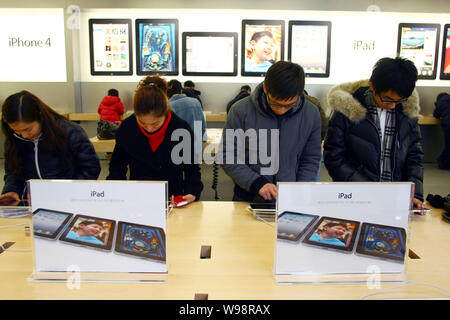 --FILE--agli acquirenti di provare l'iPad tablet pc in un negozio Apple Store in Cina a Shanghai, 18 febbraio 2011. Mele iPad 2 è previsto di andare in vendita sul mento Foto Stock