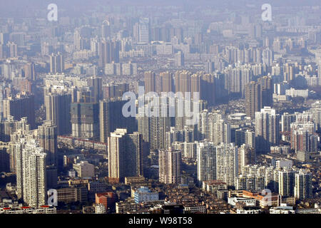 --FILE--Vista del cluster di alto ufficio e appartamento residenziale edifici di Puxi, Shanghai, Cina, 18 dicembre 2010. Shanghais Casa in vendita Foto Stock