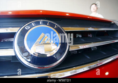 --File -- un auto Geely è raffigurato in una concessionaria Geely in Cina a Shanghai, 4 agosto 2010. Chinas Geely Automobile Holdings Ltd ha annunciato che farà Foto Stock
