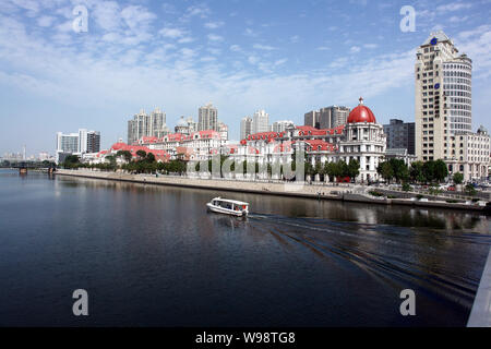 Vista di stile italiano di costruzioni e altri edifici lungo il Fiume Haihe (o Hai River) di Tianjin, Cina, 8 settembre 2010. Foto Stock