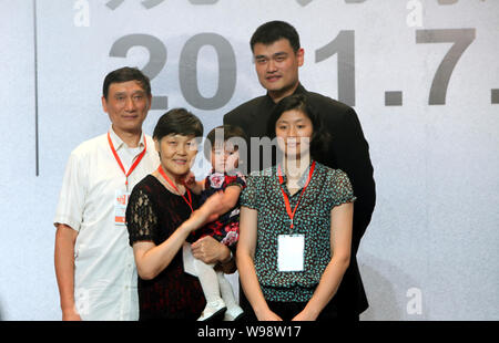 (Da destra) stella NBA Yao Ming e i membri della sua famiglia Li Ye, Yaos moglie, Yao Qinlei, Yaos figlia, Fang Fengdi, Yaos madre e Yao Zhiyuan, padre, p Foto Stock