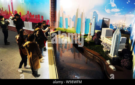 Visitatori guardare al cioccolato fatta di repliche della torre Jinmao, la Oriental Pearl TV Tower, il World Financial Center di Shanghai e altri edifici al Foto Stock