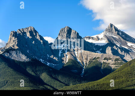 Le tre sorelle - luce del sole di mattina splende sulle tre sorelle di montagna, vicino a Canmore, Alberta, Canada. Foto Stock