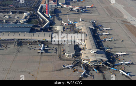 --FILE--Vista aerea del jet in corrispondenza del terminale 1 del Beijing Capital International Airport di Pechino, Cina, 17 gennaio 2011. Il tappo di Pechino Foto Stock