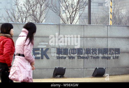 I residenti locali a piedi passato la vittoria unita tecnologia, uno di Apple Inc.s fornitori in Cina, nella città di Suzhou, est Chinas provincia dello Jiangsu, 18 febbraio Foto Stock