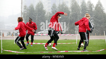 I giocatori di calcio della nazionale canadese womens soccer team pratica durante una sessione di formazione per il 2011 Womens Torneo Quattro Nazioni a Chongqing, Foto Stock