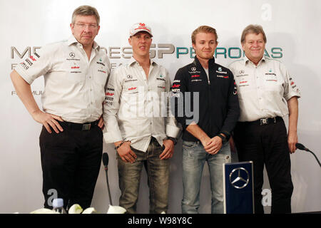 (Da sinistra) Ross Brawn, Tedesco piloti F1 Michael Schumacher e Nico Rosberg, Norbert Haug della Mercedes GP team partecipare ad una conferenza stampa a Shang Foto Stock