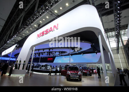 --FILE--i visitatori guardano vetture Nissan durante l'ottava la Cina (Guangzhou) Salone Internazionale dell'Automobile, noto come auto Guangzhou 2010, in Guangzhou Foto Stock