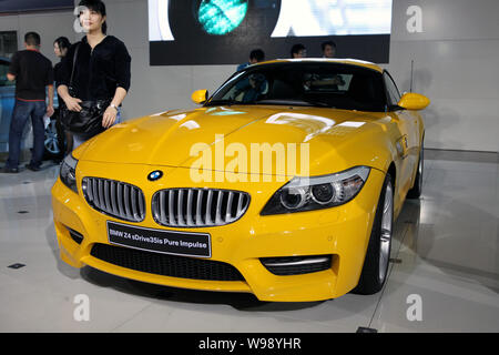 --File-- un BMW Z4 è visibile sul display durante un'auto show nella città di Guangzhou, sud Chinas nella provincia di Guangdong, Dicembre 21, 2010. BMW AG ufficialmente re Foto Stock