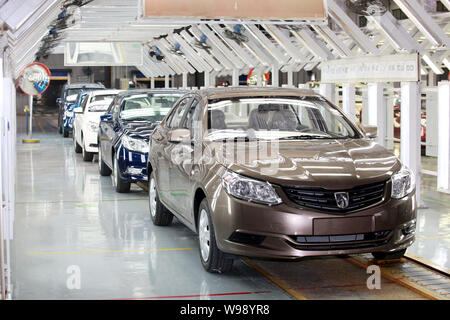 --FILE--SGMW (SAIC-GM-WULING) Baojun 630 vetture passano attraverso la linea di montaggio presso l'impianto automatico di SGMW in città Liuzhou, sud Chinas Guagnxi Zhuang Au Foto Stock